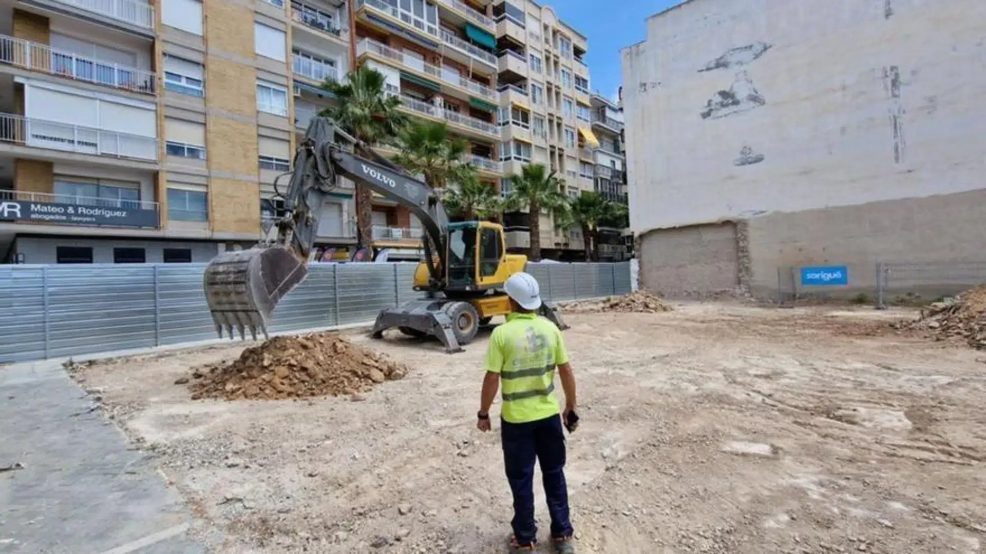 Comprehensive Guide: Obtaining Building Licences for EU Citizens in Murcia and Alicante 2 Excavator working on an urban site after obtaining a major building permit in the Region of Murcia