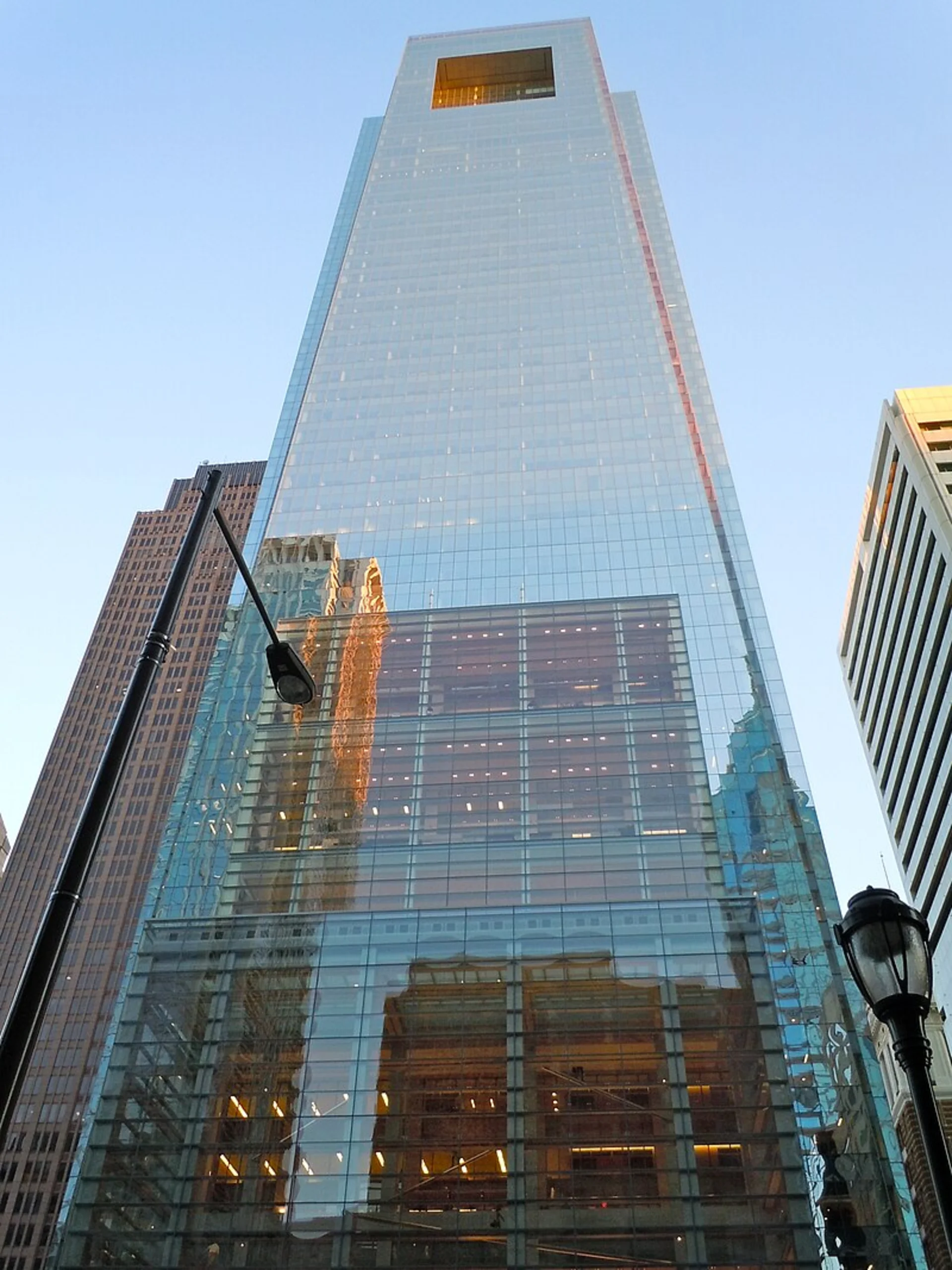 Architectural Transparency: The Art of Connecting with Landscape without Compromising Efficiency 3 The Comcast Tower seen from below, with a fully glazed façade exemplifying transparency in high-rise architecture.