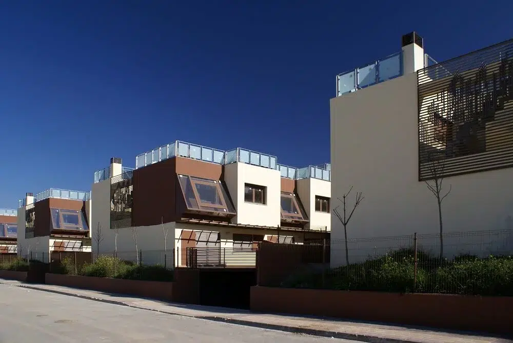 New Interpretation of the Mediterranean Courtyard: The Modern Evolution of the Bioclimatic Heart of the Home 4 Sustainable housing complex Las Caléndulas in Murcia, designed with bioclimatic courtyards and solar-oriented architecture.