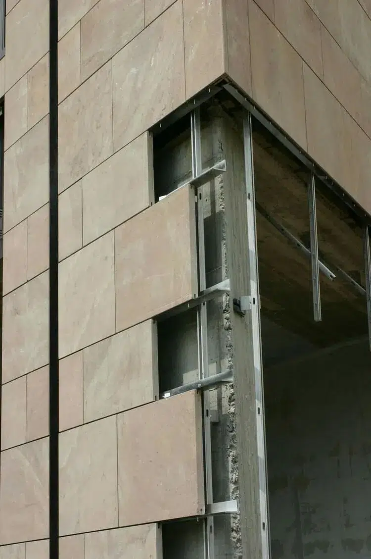 Ventilated façade with porcelain stoneware, an example of innovative materials in elite residential architecture 
