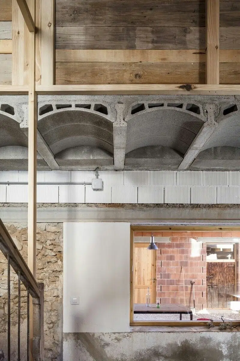 Natural stone walls used in bioclimatic architecture