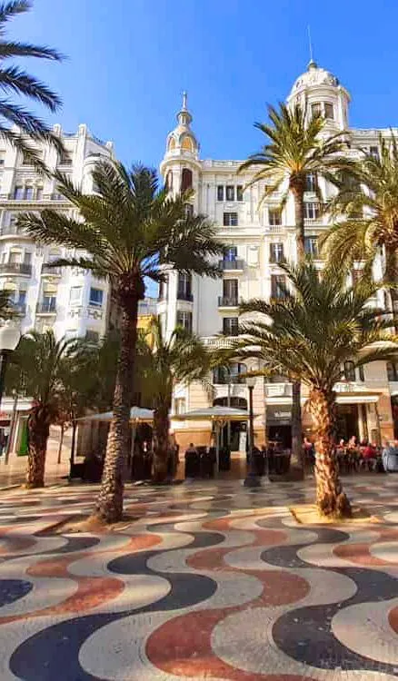 Urban layout in Alicante, optimised for climate efficiency and how to save on construction.