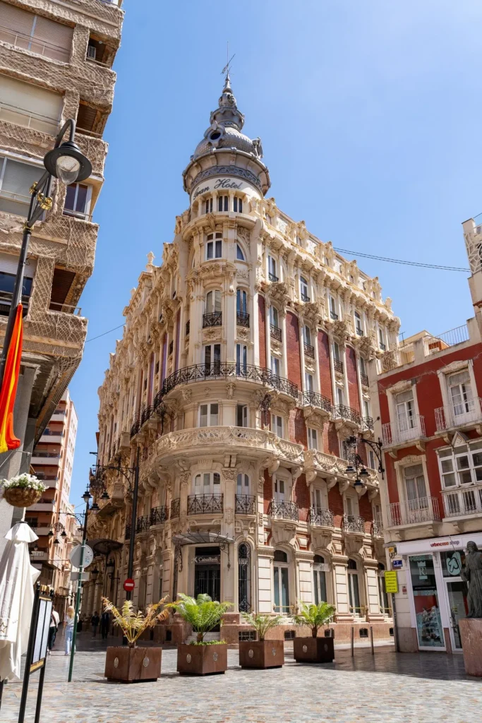 Grand Hotel façade in Cartagena, an example of traditional methods and how to save on construction.