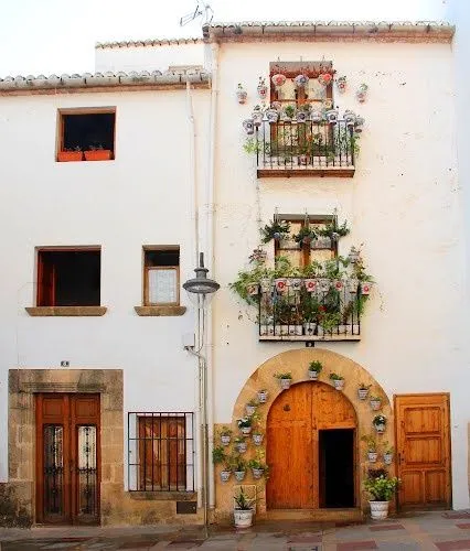 Traditional façade in Jávea, showing how to save on construction with local techniques.