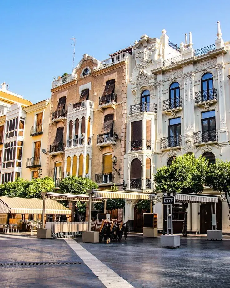 Modernist buildings in Murcia illustrating how to save on construction using passive strategies.