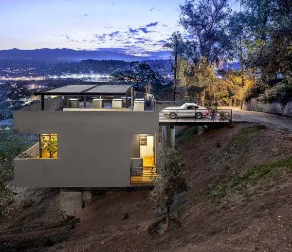 Modular hillside residence respecting topographic adaptation