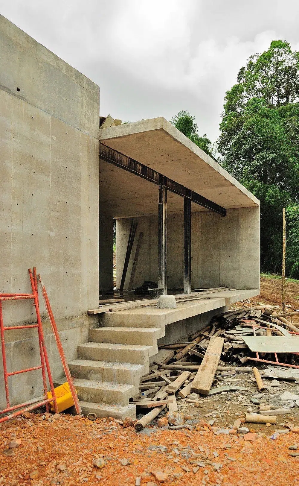 Construction cost on the Mediterranean Coast: house under construction in Alicante