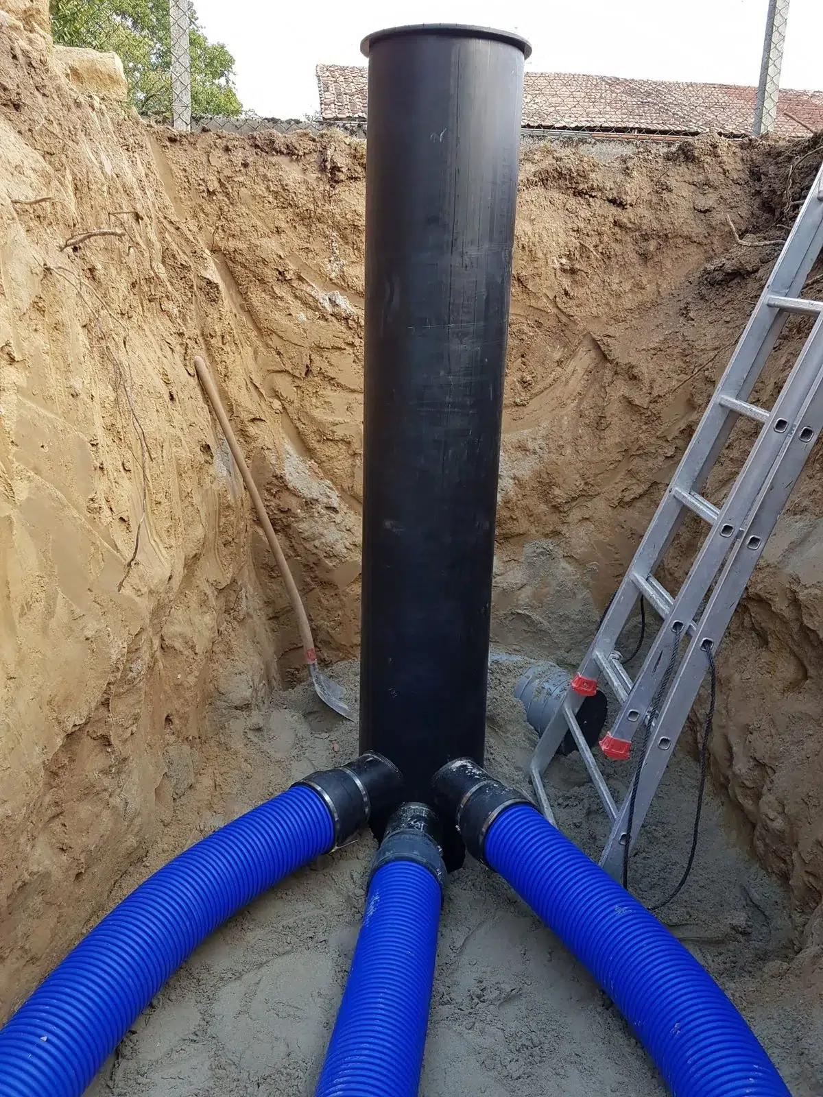 Horizontal geothermal loop with buried collectors — integration of renewable systems
